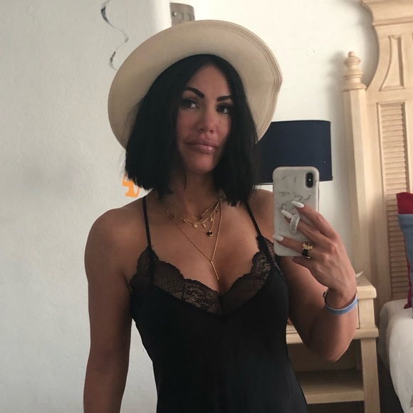 Meet your Posher, Nicole - Picture 4 of 5